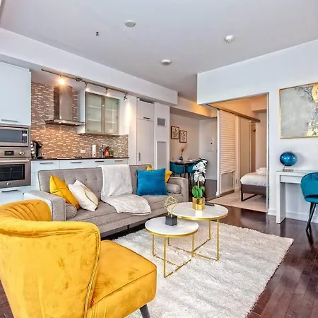 Lux Condo Near Cn Tower W/Amazing View + Parking!